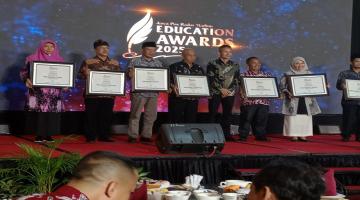 Green School pada acara Jawa Pos Radar Madiun Education Award tahun 2025
